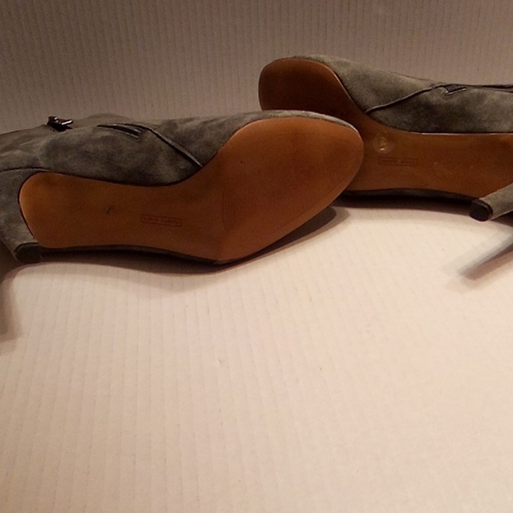 VINCE CAMUTO Women's Suede Ankle Boots - Gray THE BOOT ARE PEELED SOME INSIDE - Picture 7 of 9